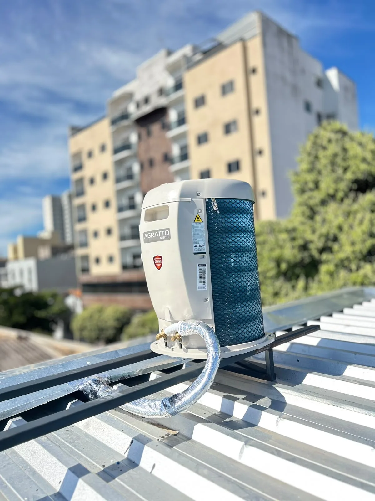 Manutenção preventiva de condensadora Agratto Inverter instalada em telhado