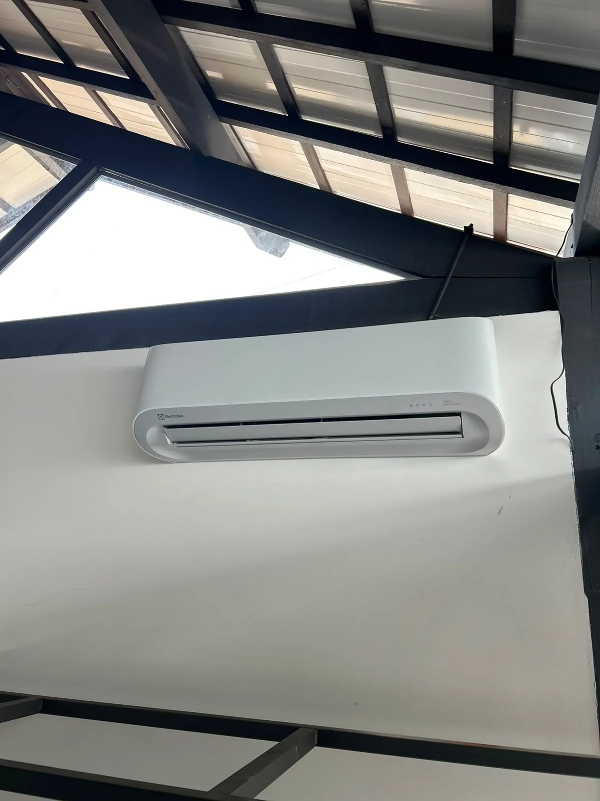 Higienização de ar-condicionado Electrolux instalado em ambiente comercial