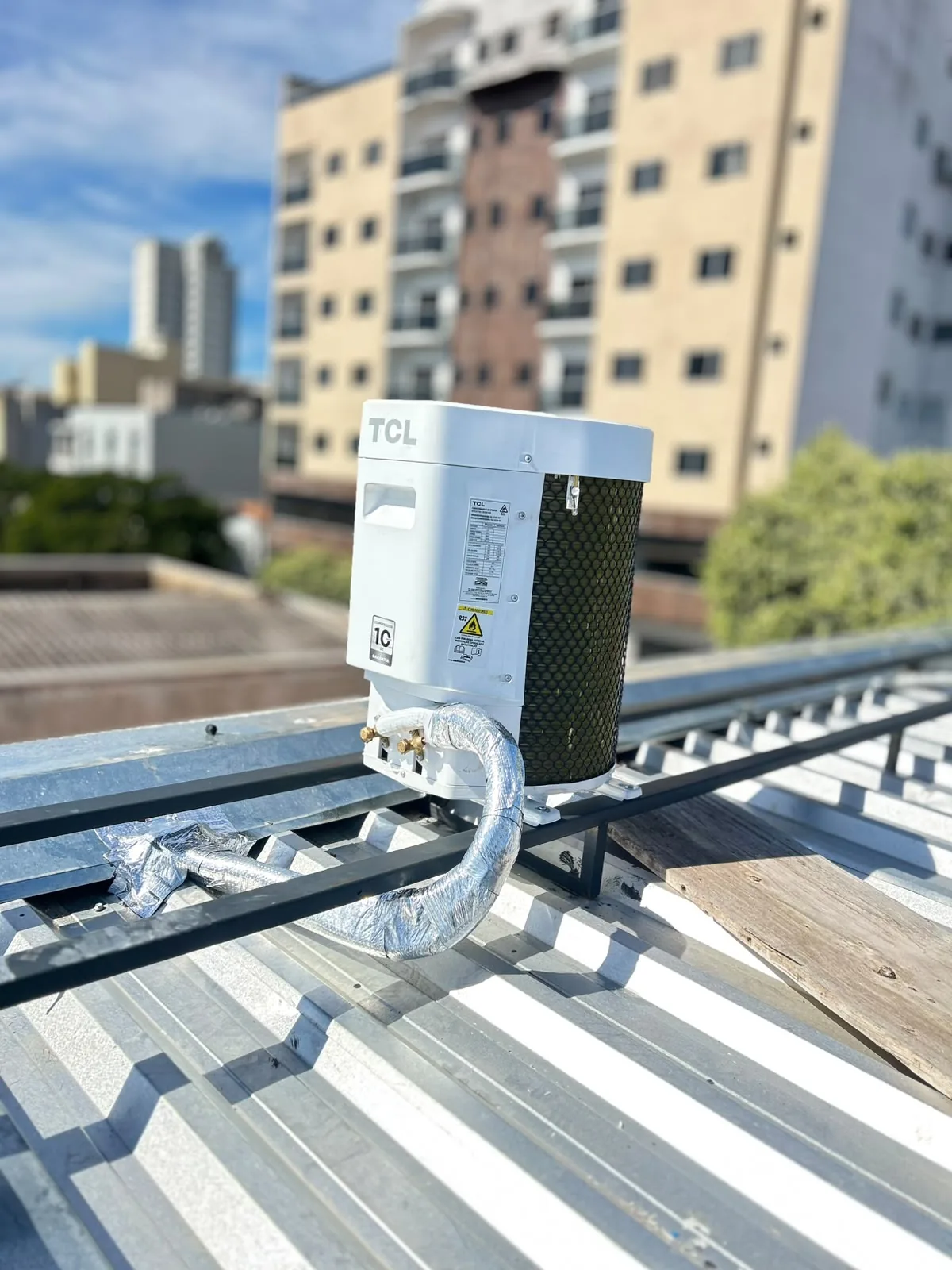 Condensadora TCL instalada em telhado pela NF Climatização